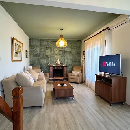 Nikolas Villa *
